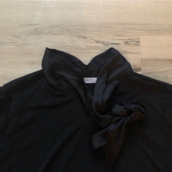 Suzy Shier Black Blouse with Bow Detail - Picture 3 of 9